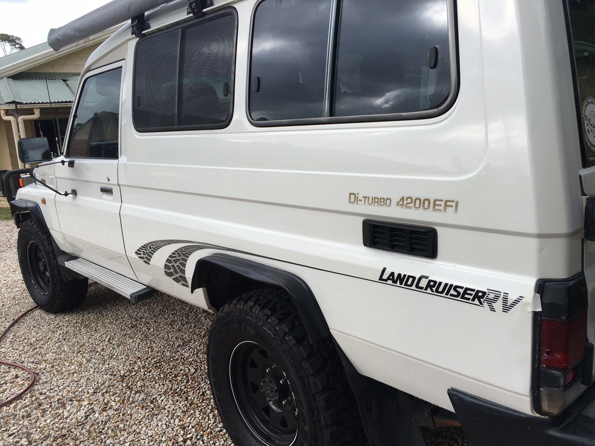Landcruiser 70 SERIES (TROOPY) LANDCRUISER RV Tyre Track Graphics